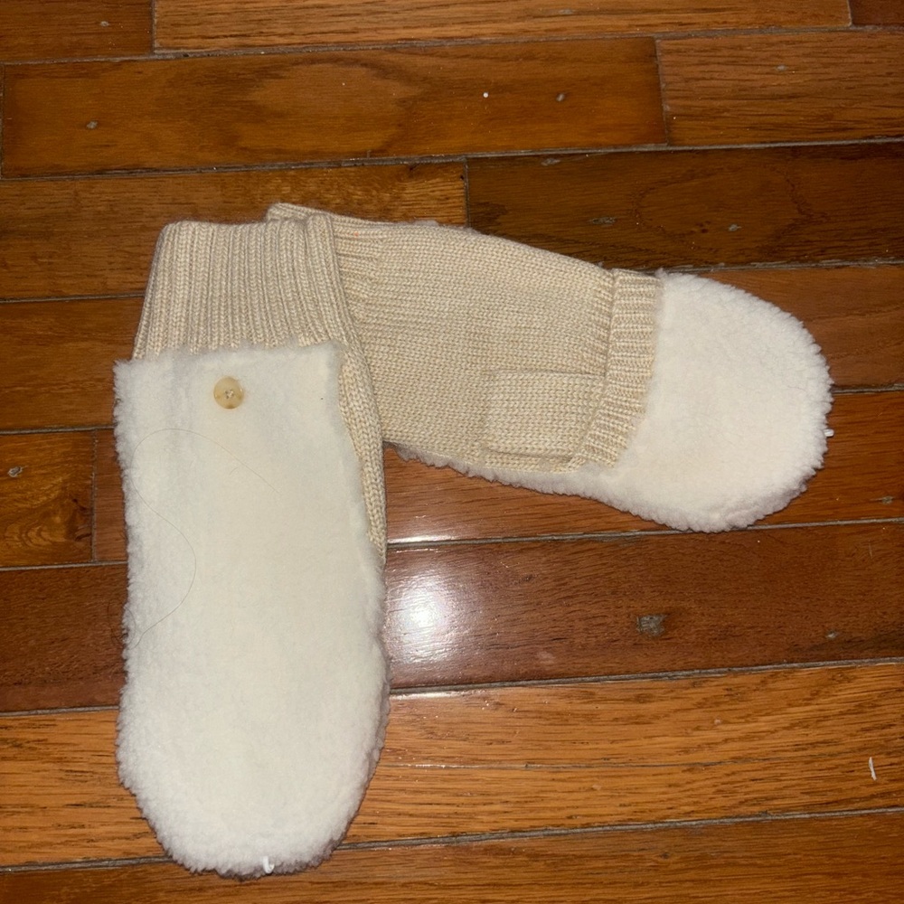 Old Navy Cream and Tan Cozy Mittens